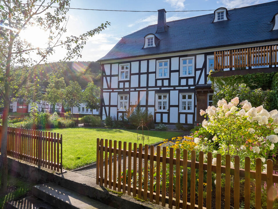 Fachwerkhaus und Bauerngarten in Lenne im Sauerland
