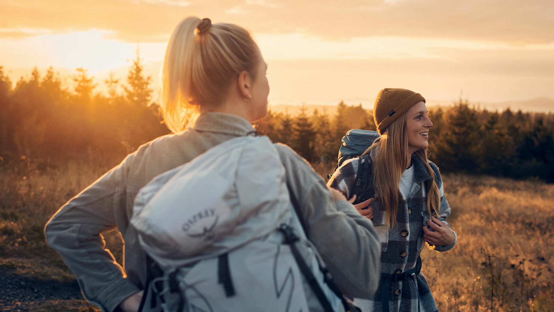 Zwei Wanderinnen im Herbstlicht in der Natur 